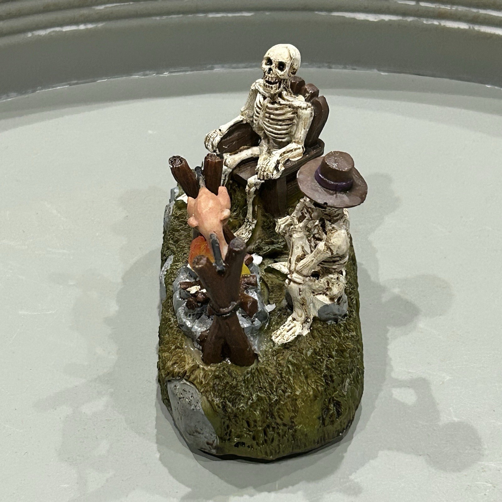 FG square Figurine Halloween Village “Skeleton campfire” Figurine