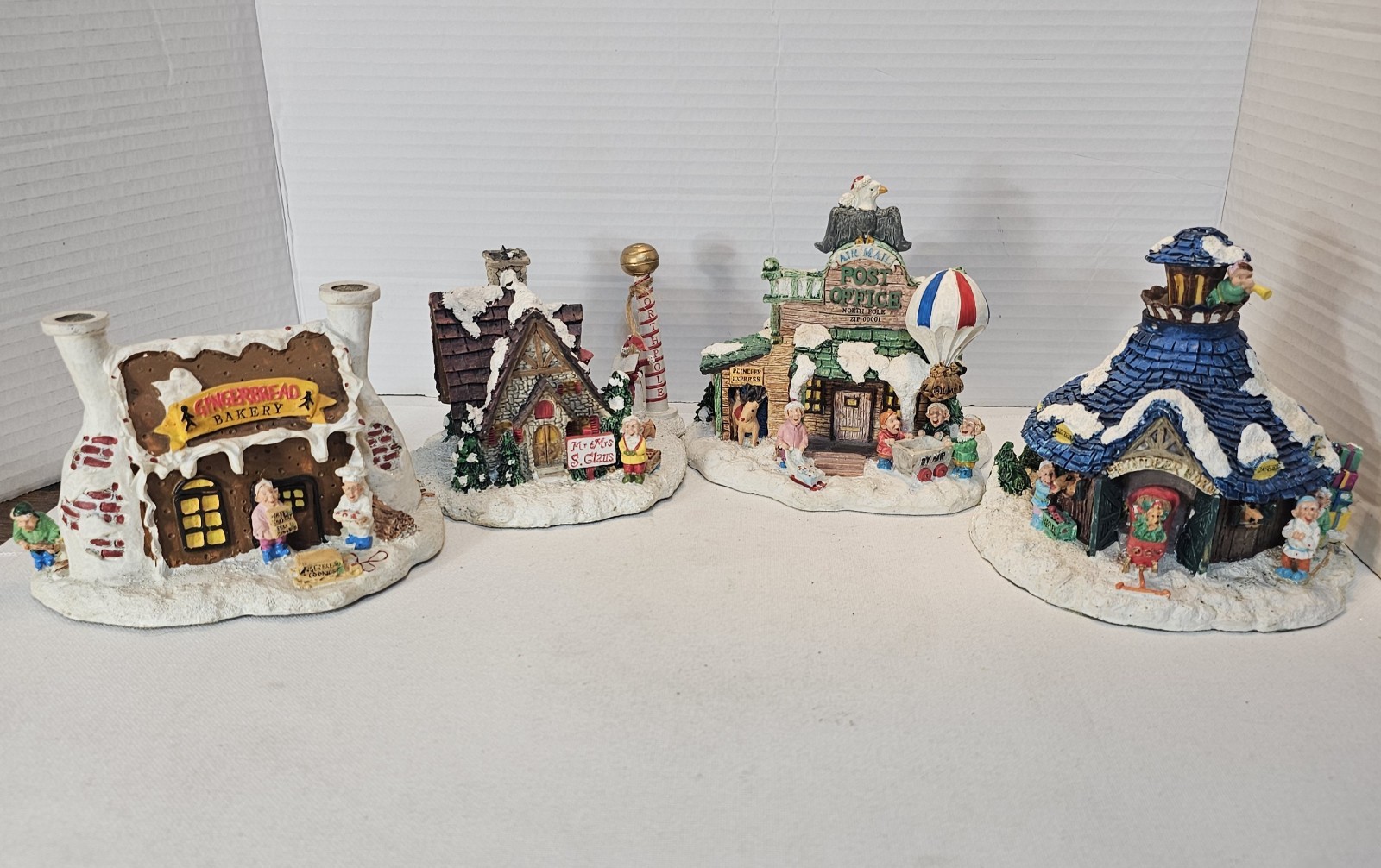 Vtg 1995 Santa’s Town- Post Office,Santa’s House,G.bread bakery. Reindeer Barn