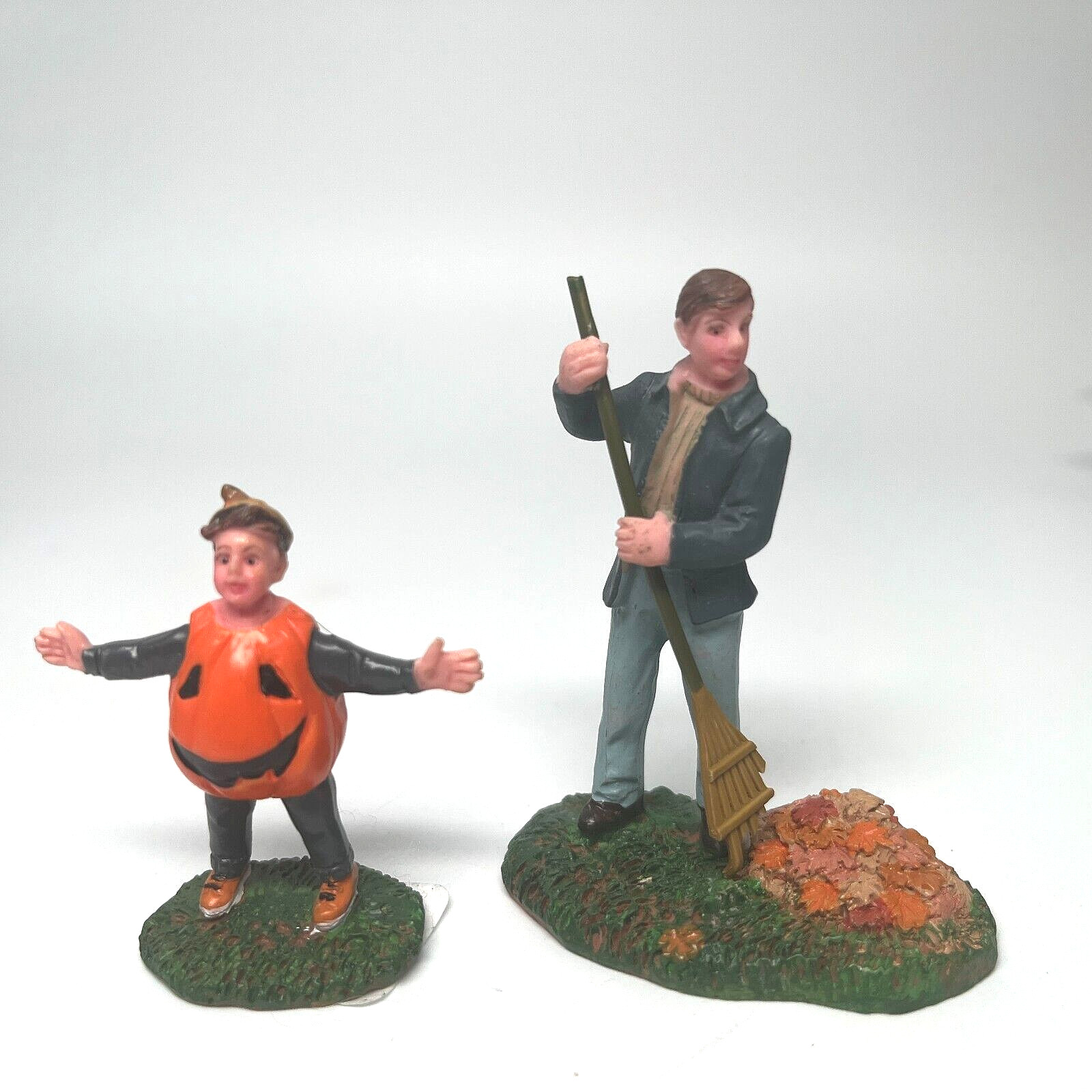 Lemax Spooky Town Set GREAT COSTUME PUN’KIN!, PUMPKIN STREET LIGHTS, FALL LEAVES