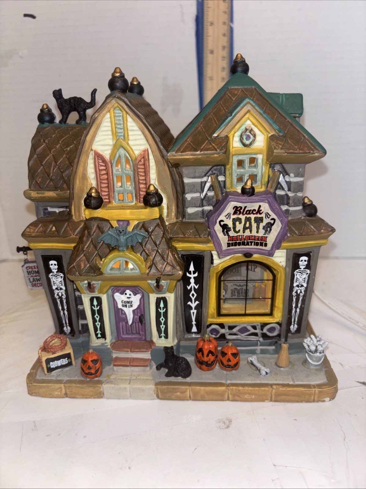 2020 Lemax Spooky Town “Black Cat Halloween Decor” Building #05610