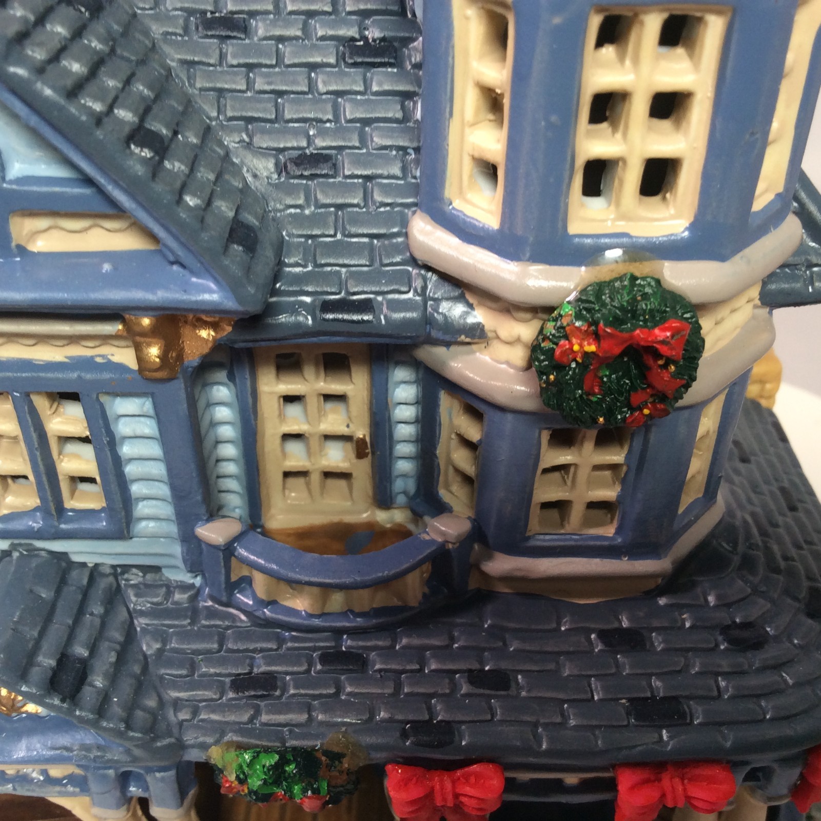 2004 LEMAX Coventry Cove Village Lighted “BENSEN HOUSE” #45116