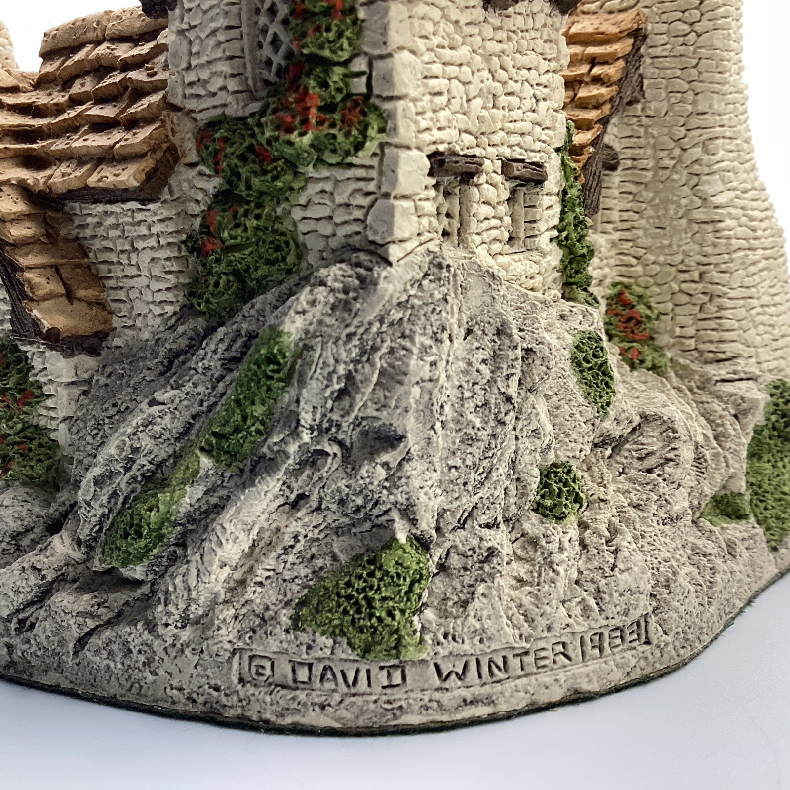 1983 Vintage David Winter Cottages The Green Dragon W/Box & Cert of Authenticity