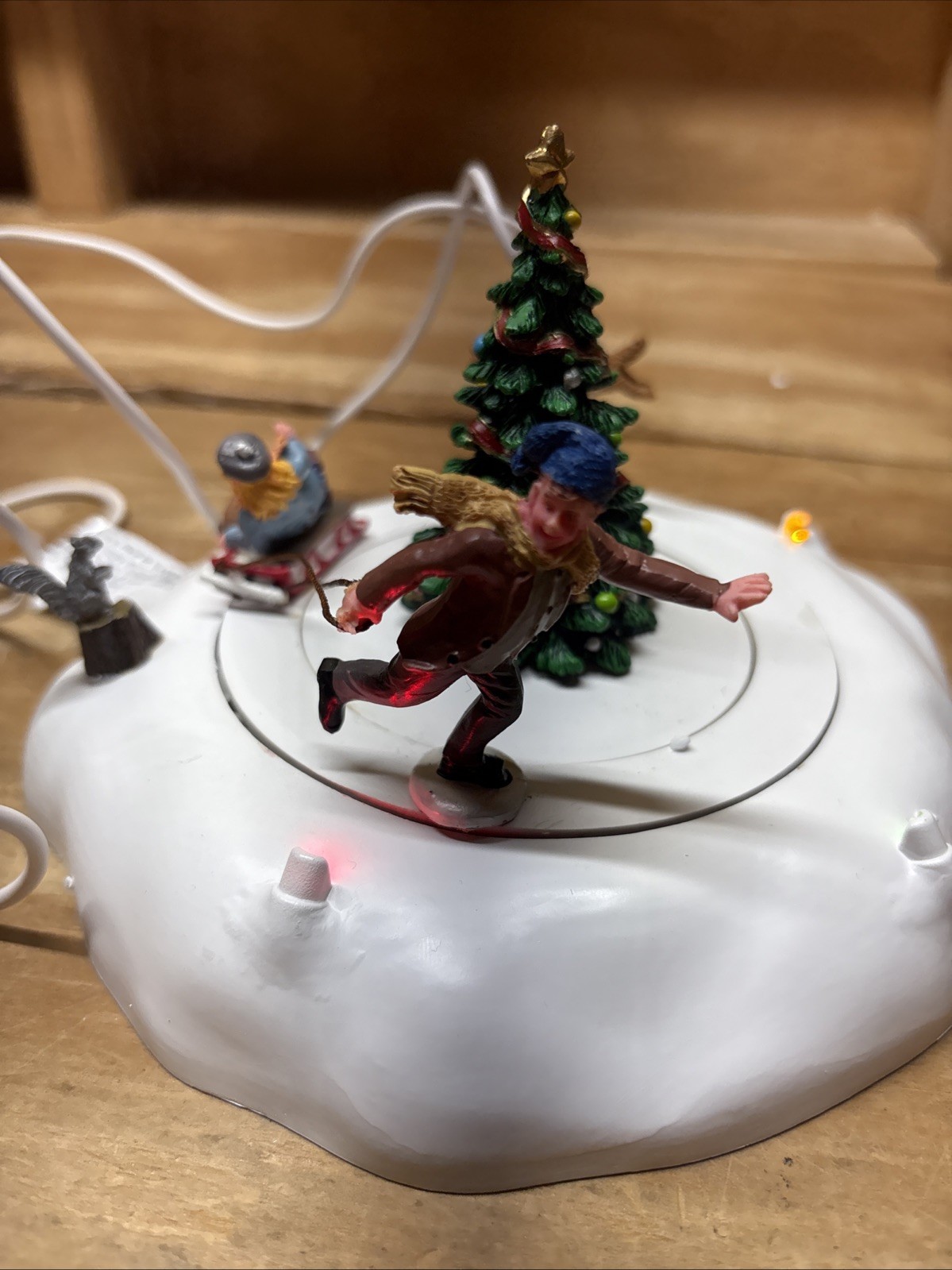 Lemax Coventry Cove Racing Rover Sled Tree Christmas 2006 Lights / Does Not Turn