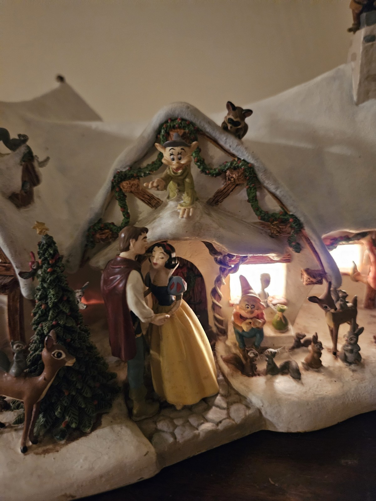 Vintage 1992 disney snow white & the 7 dwarfs Christmas cottage