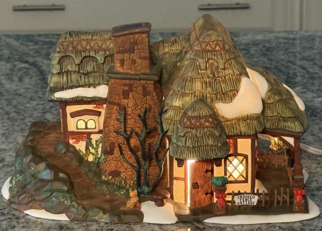 “CROOKED FENCE COTTAGE” Department 56 Dickens Village #5830