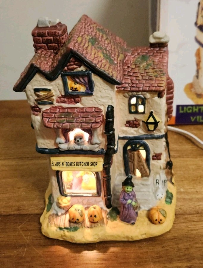 Halloween SPOOKYSIDE ESTATES Lighted Village Butcher Shop Haunted House EUC Box