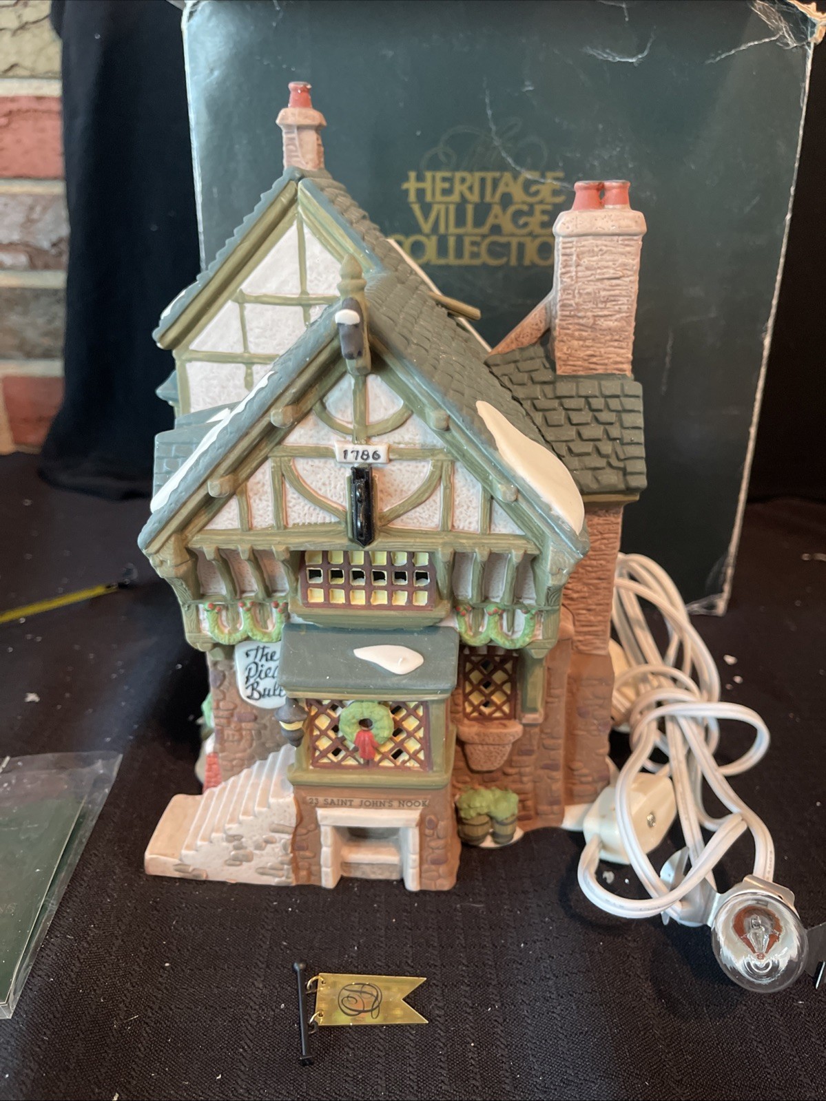 Department 56 Dickens’ Village The Pied Bull Inn Lighted #57517 W Box & Light