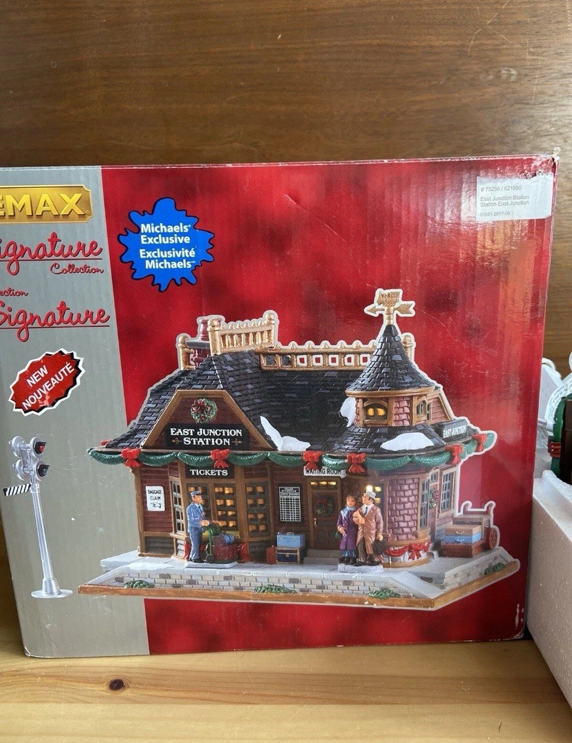 Lemax Christmas Village East Junction Train Station Lighted #75256 2017 Retired