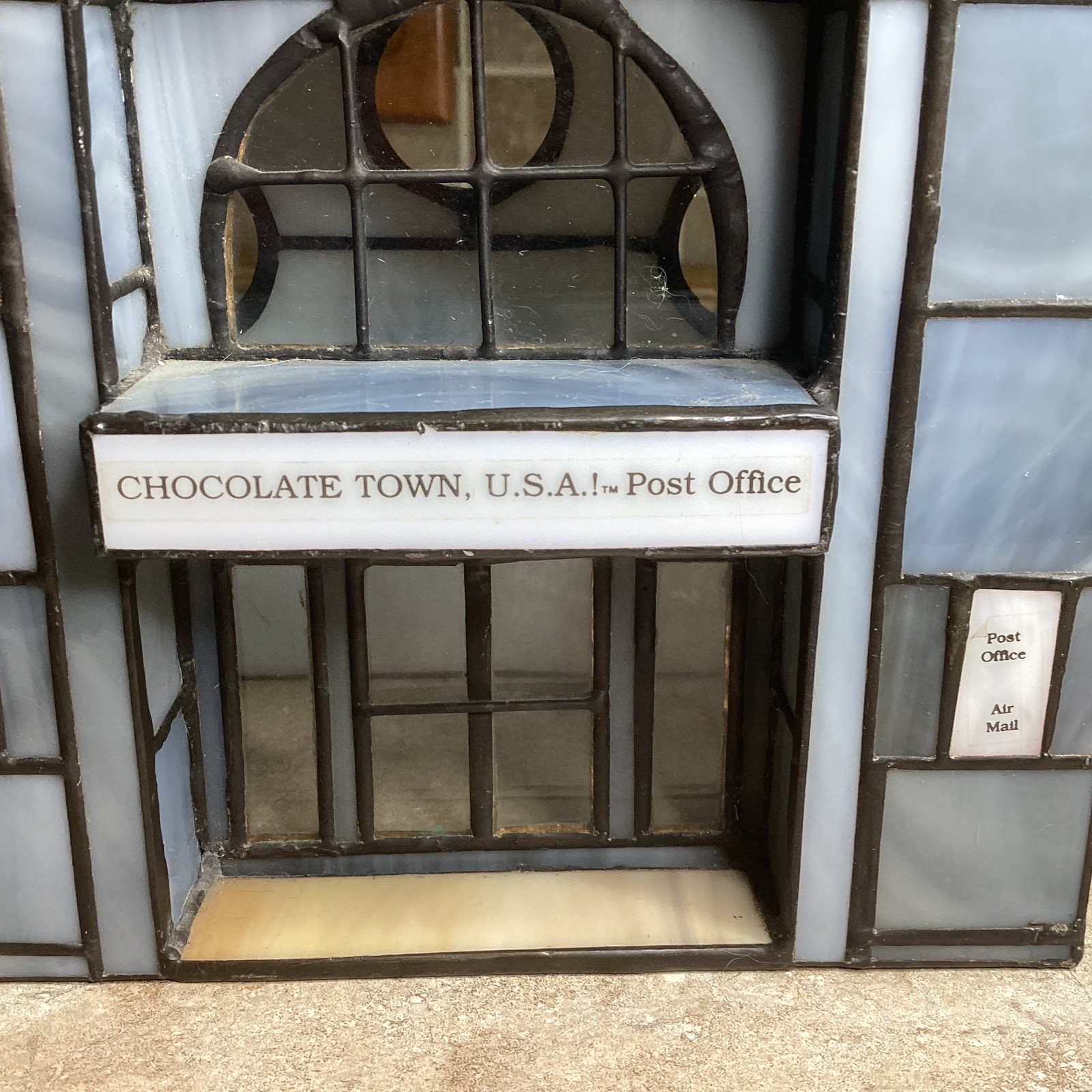 HERSHEY STAINED GLASS -Chocolate Town 1996-post Office – 3 Lights-RUDY BROS.