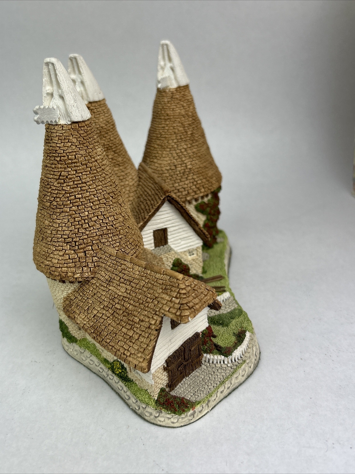 Vintage 1981 David Winter Cottage “Triple Oast” by John Hine NEW LIKE CONDITION