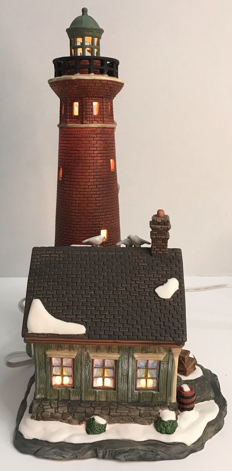 Santa’s Workbench ROCKY ISLAND Lighthouse Classic Series Christmas Village 2001