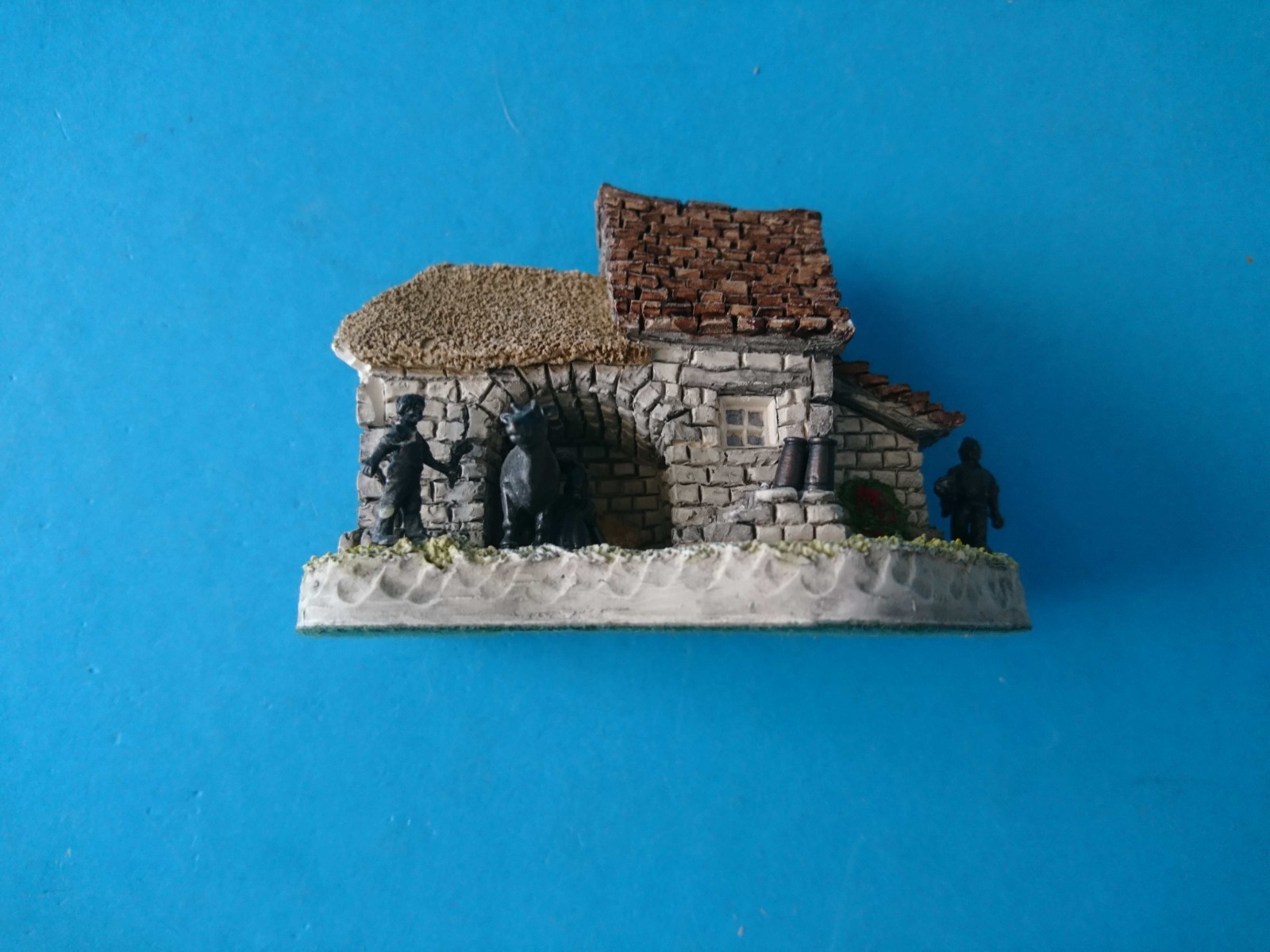 BERKSHIRE MILKING BYRE- DAVID WINTER COTTAGES – JOHN HINE LTD – COA & BOX 1992