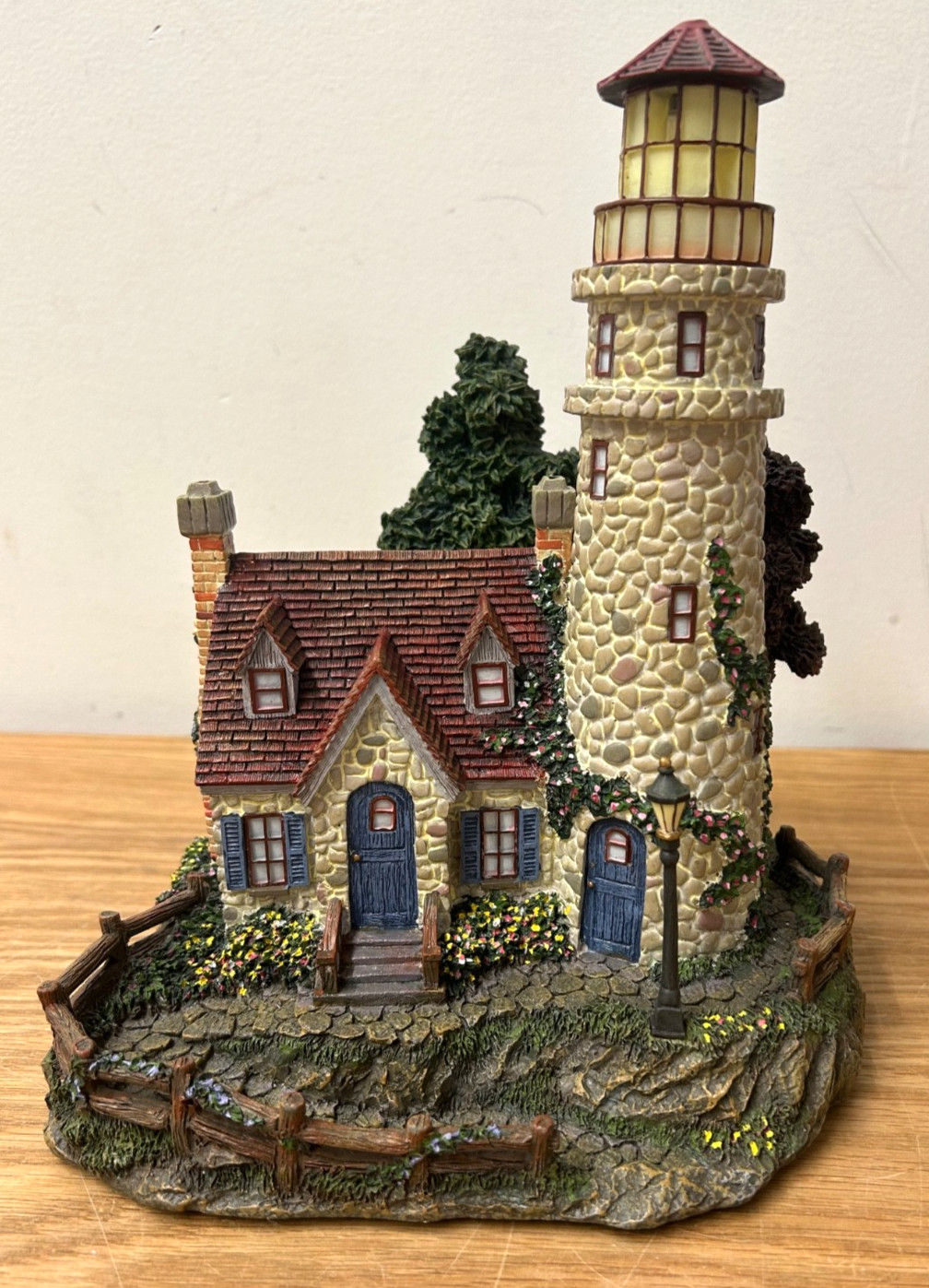 2000 Hawthorne Village Thomas Kinkade Seaside Guiding Point Lighthouse #79731