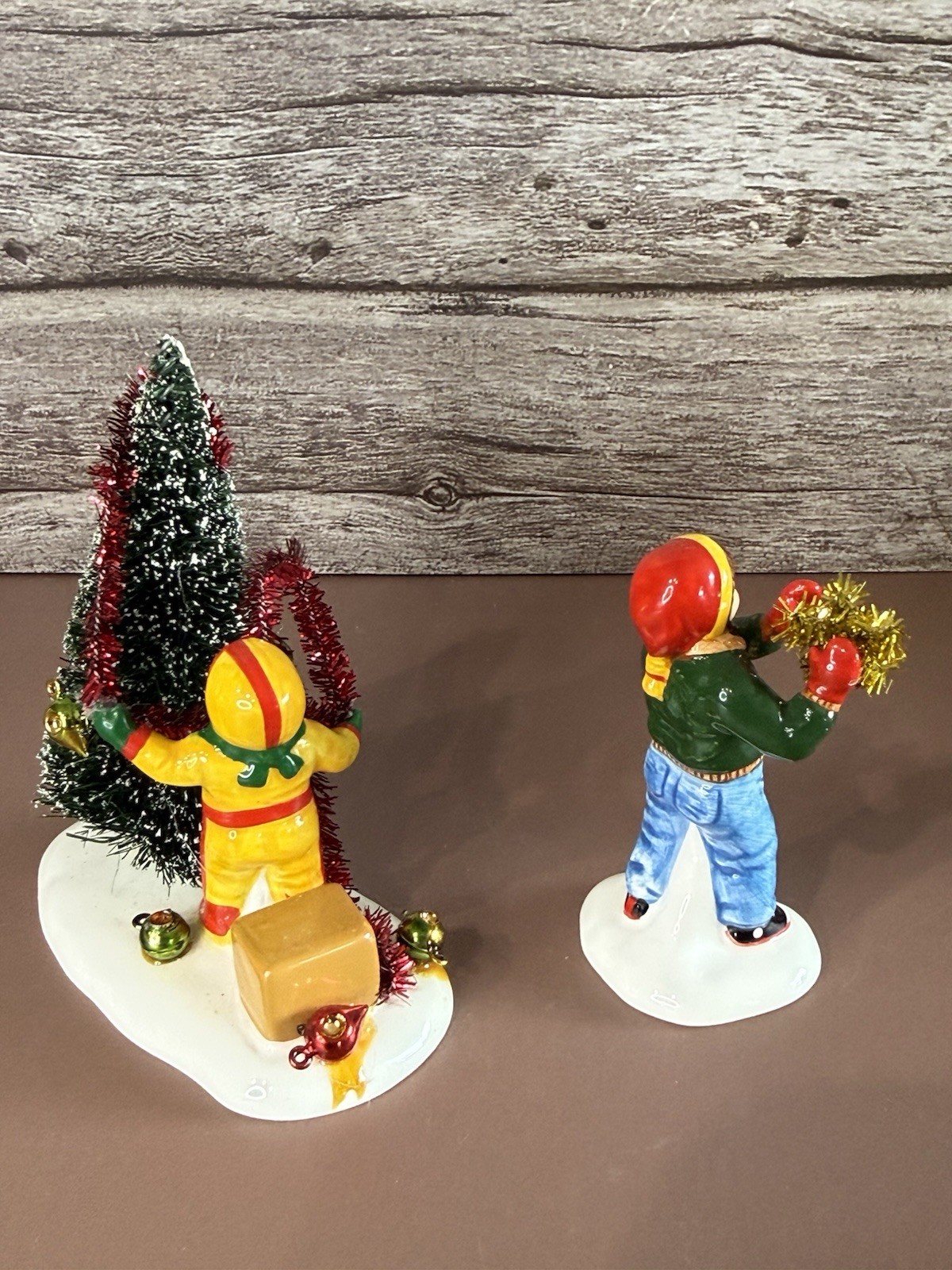 DEPT 56 Snow Village HANGING GARLAND TREE DECORATING + 1 Figure Christmas