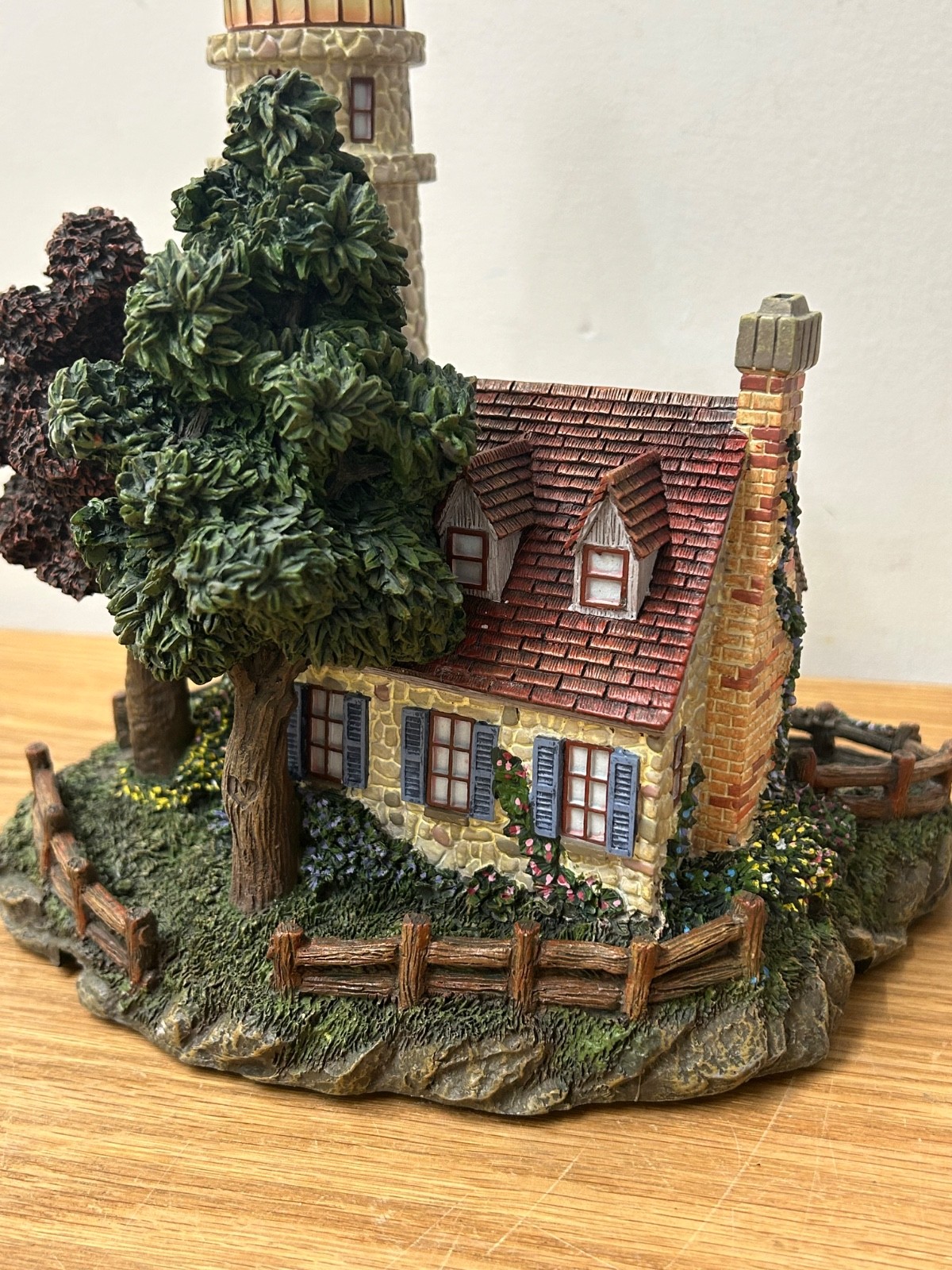 2000 Hawthorne Village Thomas Kinkade Seaside Guiding Point Lighthouse #79731