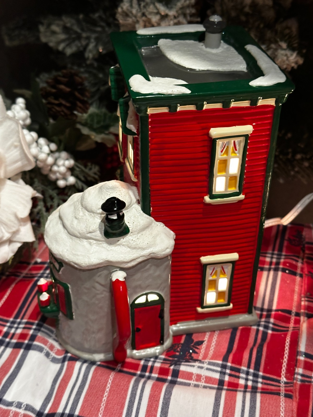 Dept 56 Kringle’s toy Shop & Nikki’s Cocoa Shop Snow Village Series Lot of 2