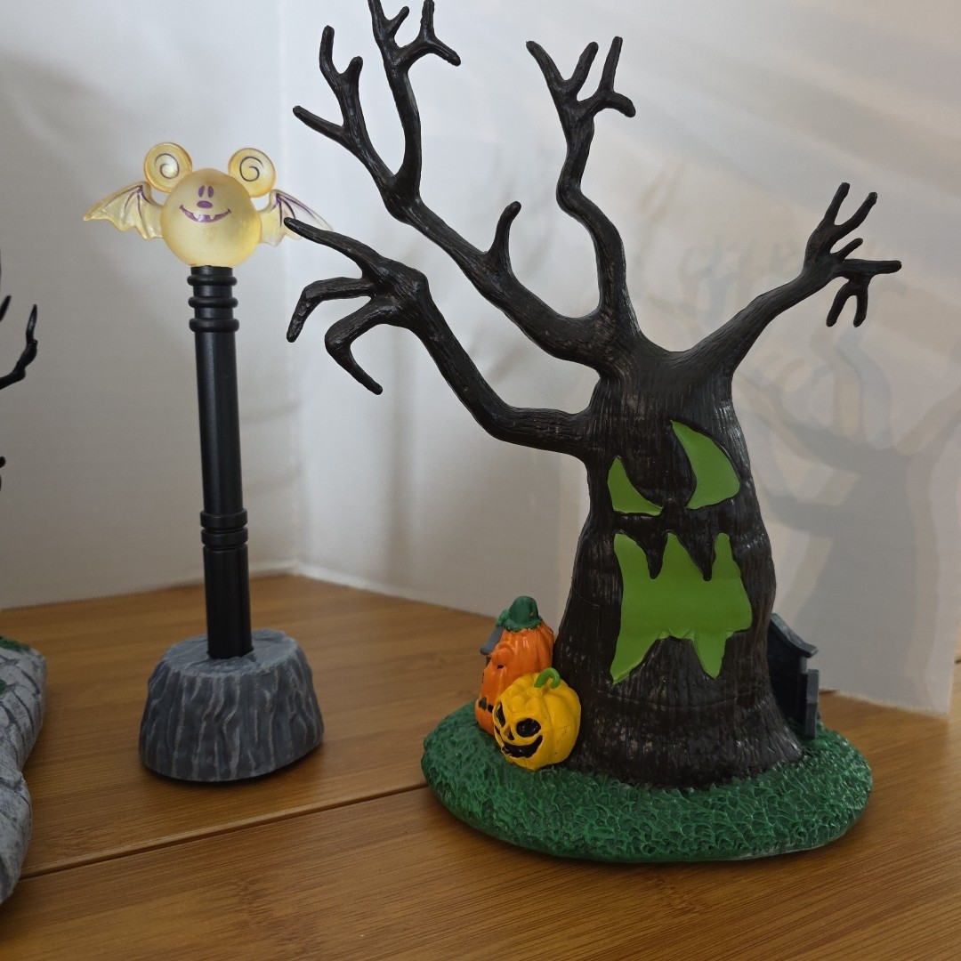 Disney Mickey & Friends Haunted House Halloween Village 9-Piece Set Lights NEW