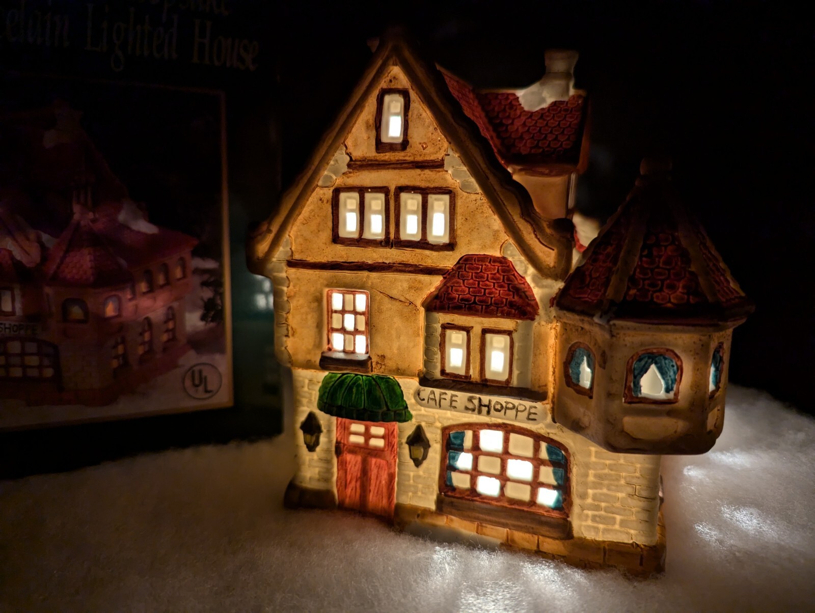 VTG Dickens Keepsake Porcelain Lighted Cafe Shoppe House O’well w/ Box and Light