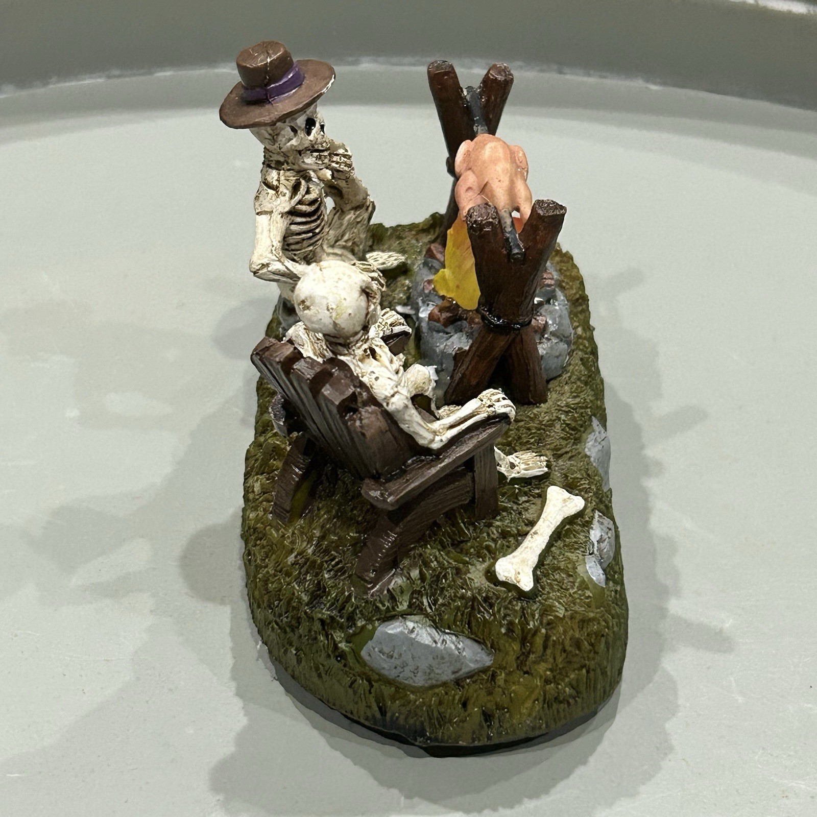 FG square Figurine Halloween Village “Skeleton campfire” Figurine