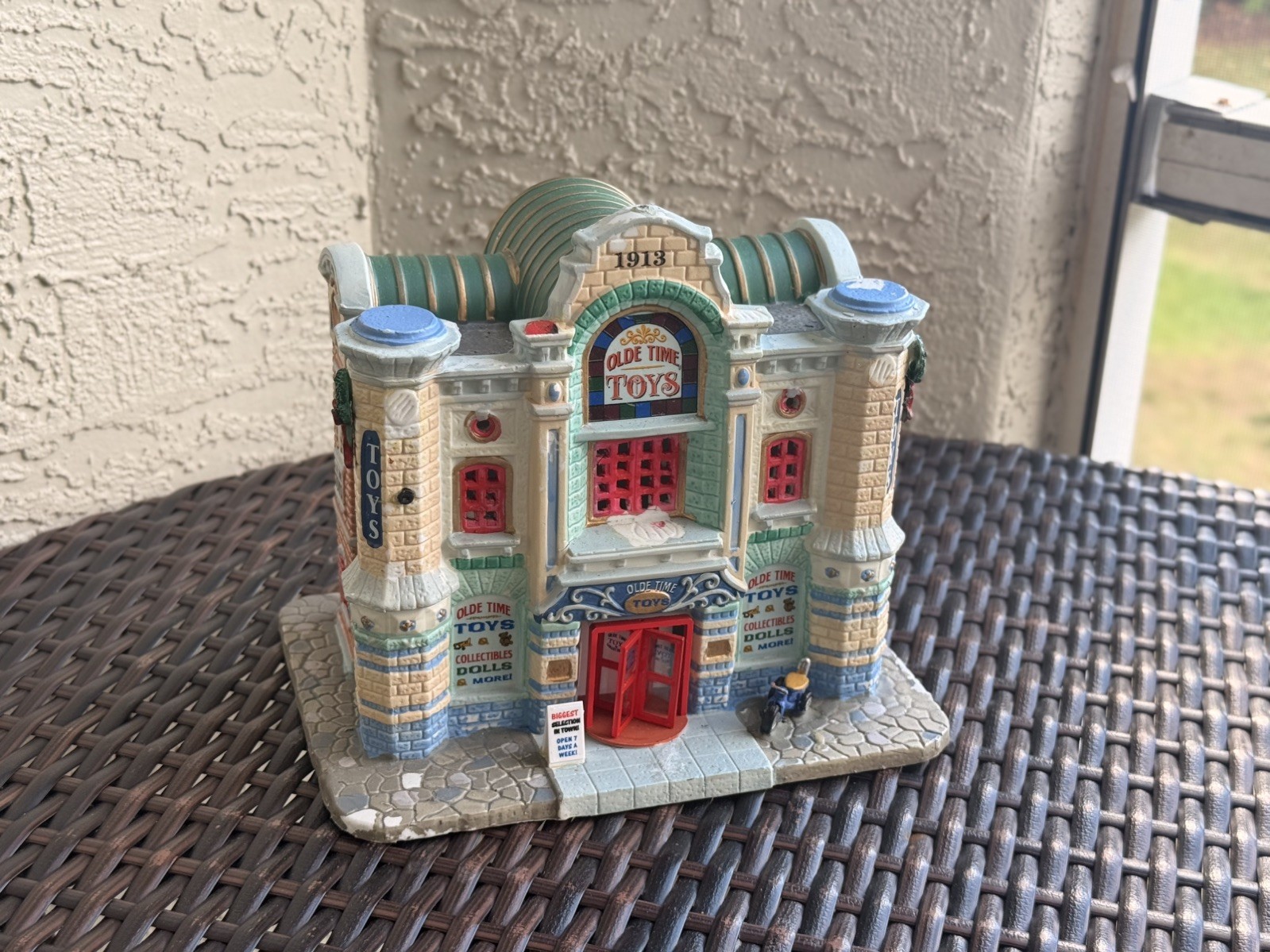 emax Coventry Cove Building “Olde Time Toys” Lighted House Porcelain
