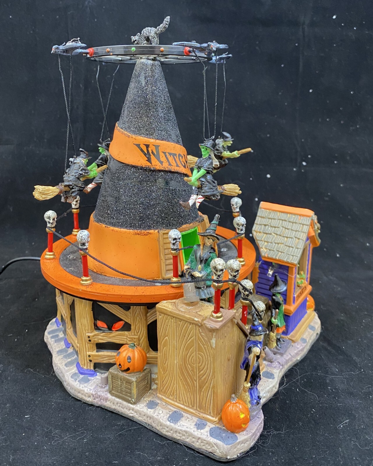 LEMAX SPOOKY TOWN WITCHES HAT CARNIVAL RIDE & LOW FLYING SIGN ANIMATED MUSICAL