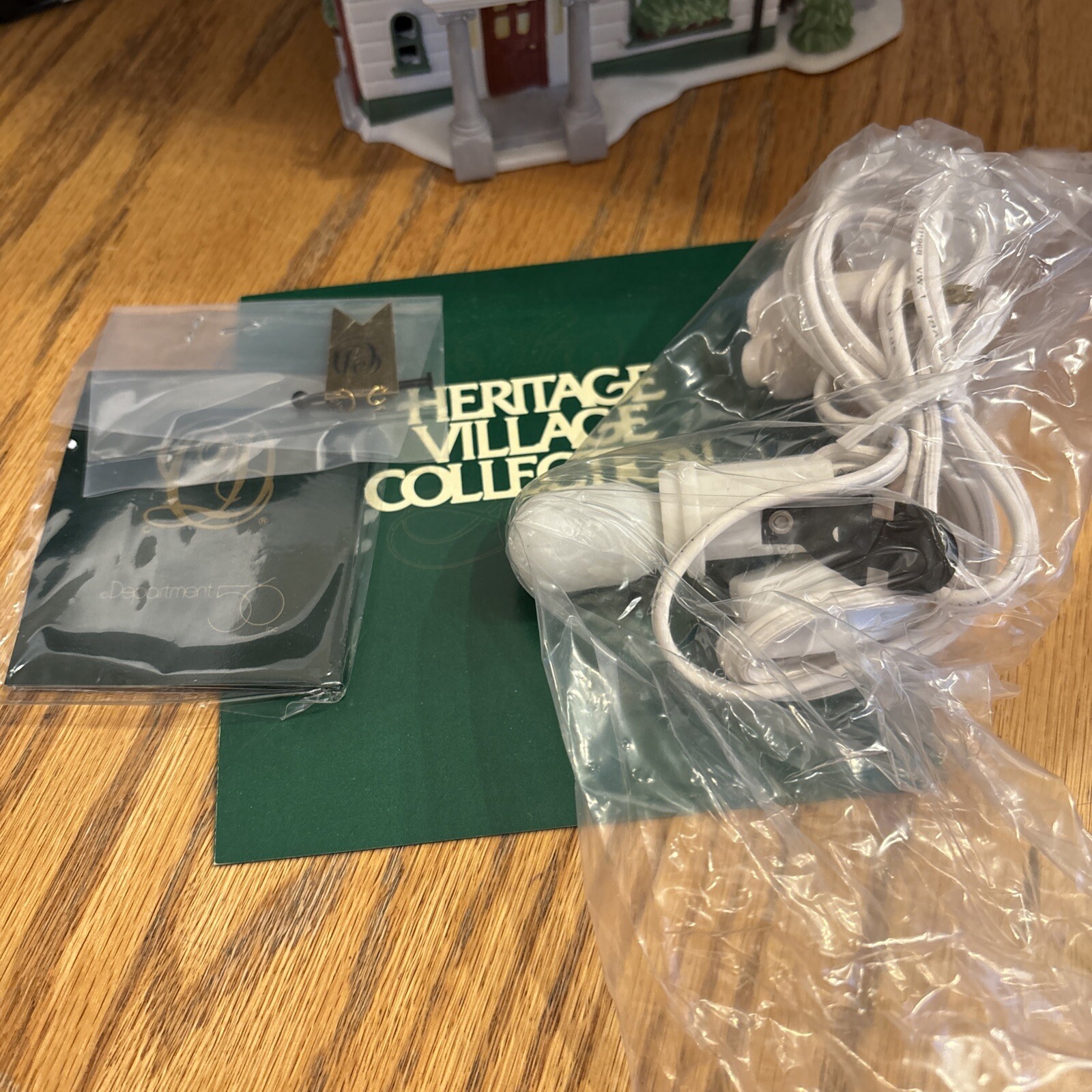 Dept 56 DICKENS VILLAGE 1992 Crown & Cricket Inn 1st Ed. #57509 MINT!