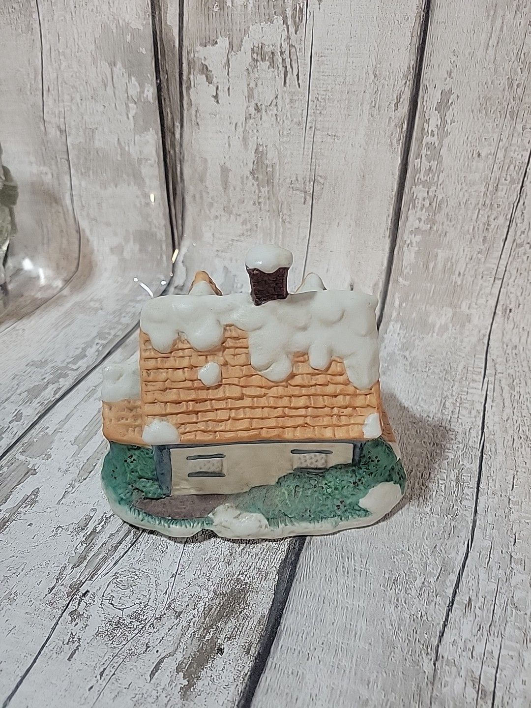 Classic Living Christmas Collection – Porcelain Lighted House/ NEEDS LIGHT