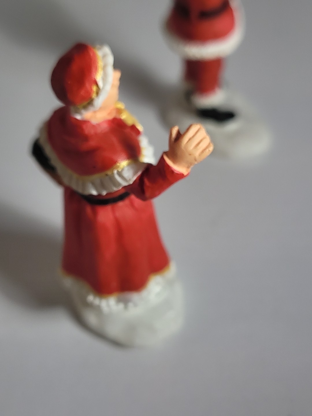 Lemax Christmas Village Town Mr. & Mrs. Santa Claus 92334 92335