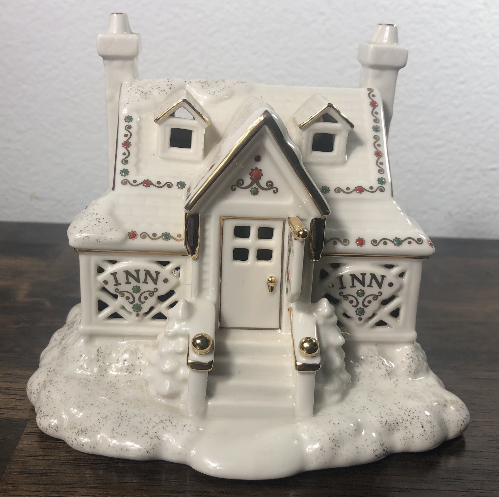 Lenox Mistletoe Park INN Village Treasures Collection, Boxed, 2005, Retired
