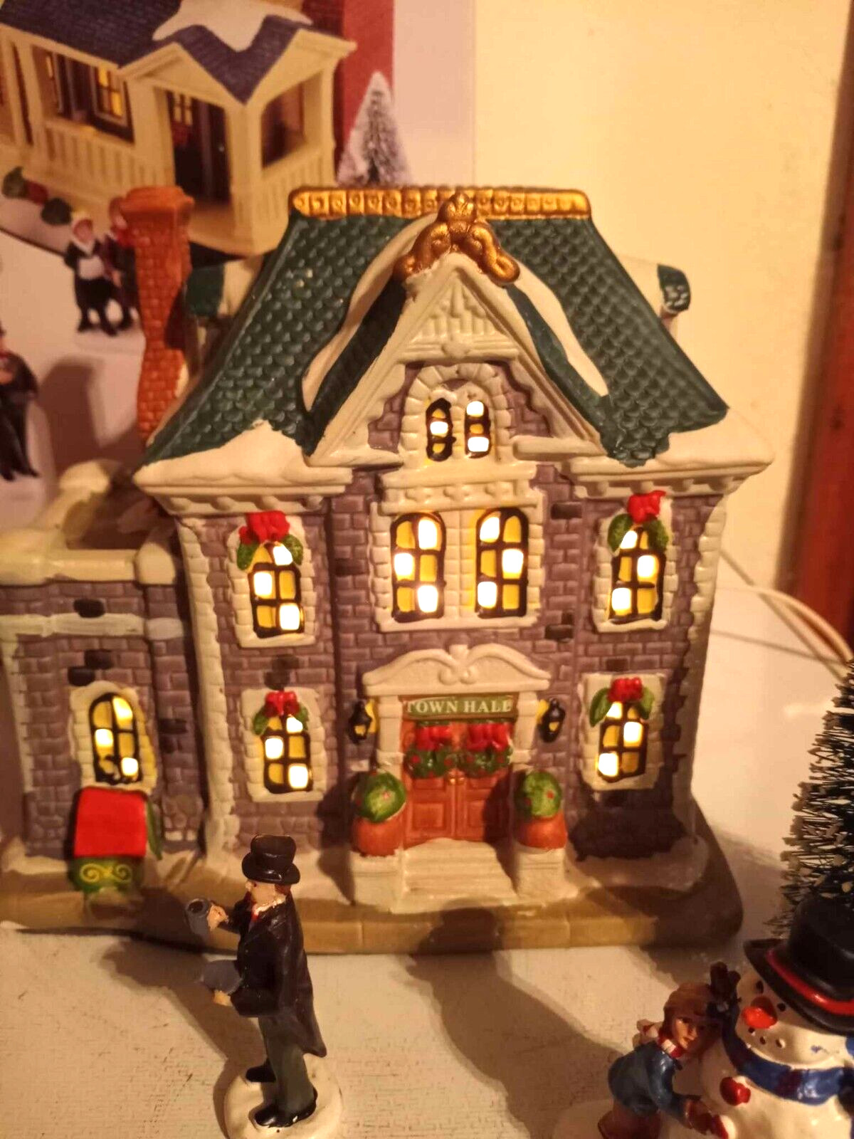 Holiday Time 20 Piece Village Set Lights Up Boxed Christmas Village & People