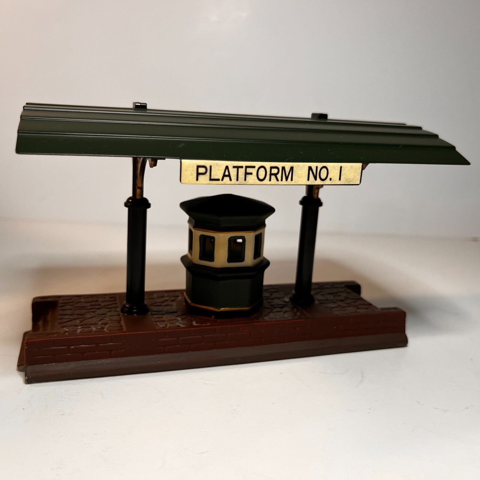 Dept 56 Victoria Station Train Platform Heritage Village 5575-1 Metal Porcelain