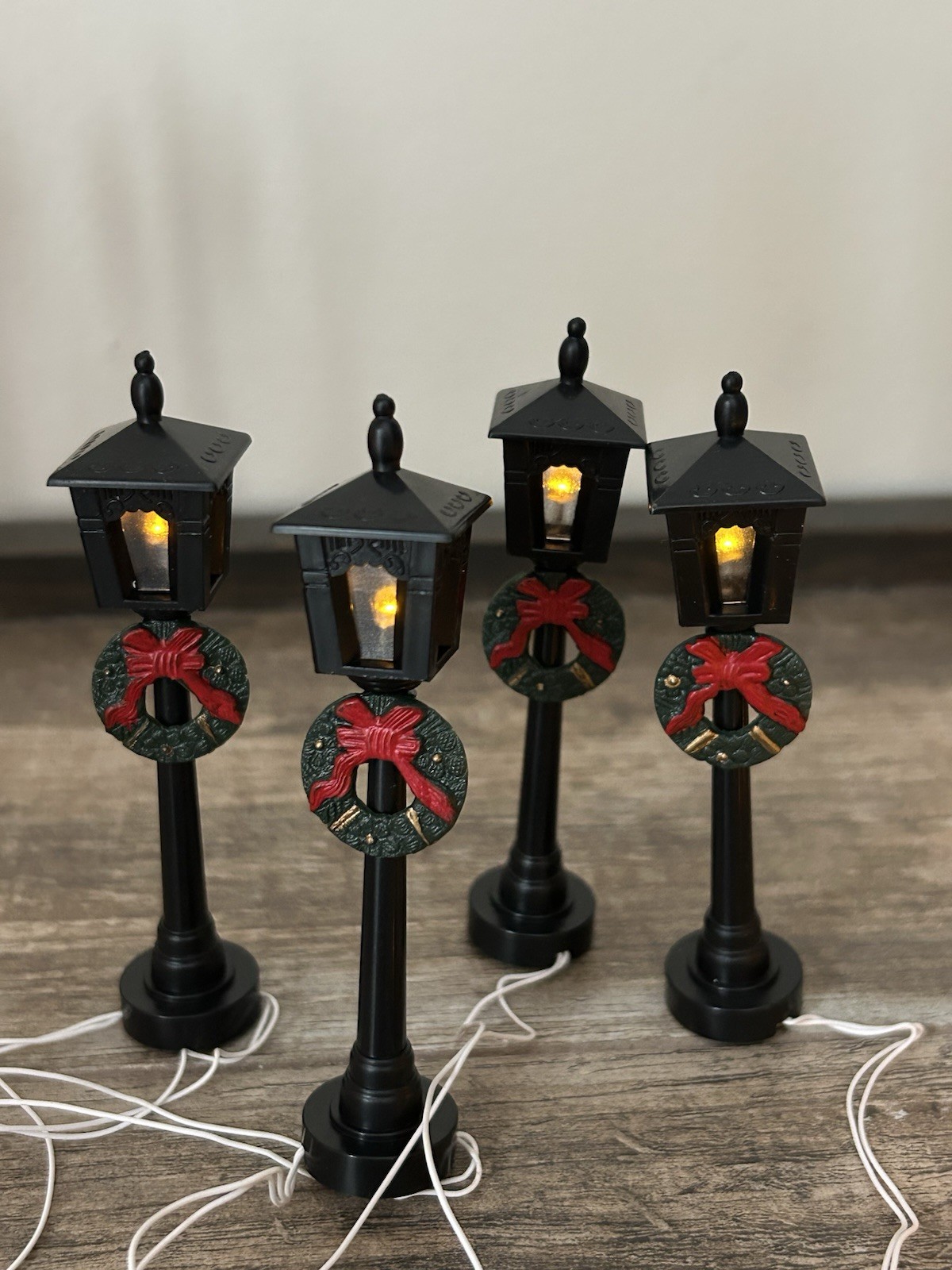 Christmas Village Lighted Accessories English Street Lamps Sleigh Santa Tree