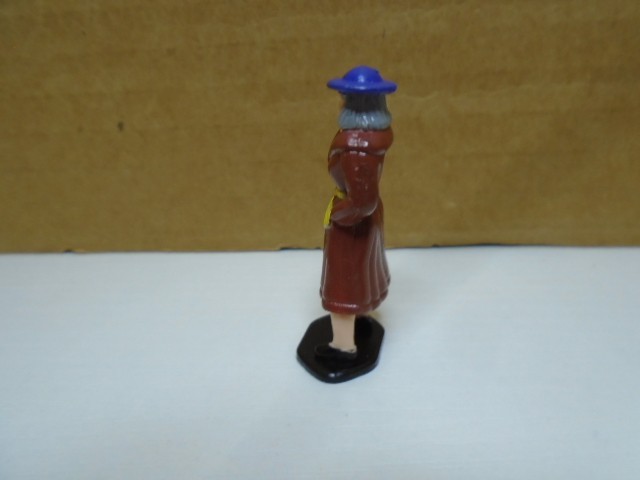 SOFT VINYL MINIATURE LADY IN TRENTCH COAT & HAT 1.5″ FIGURE UNBRANDED (MF1316)