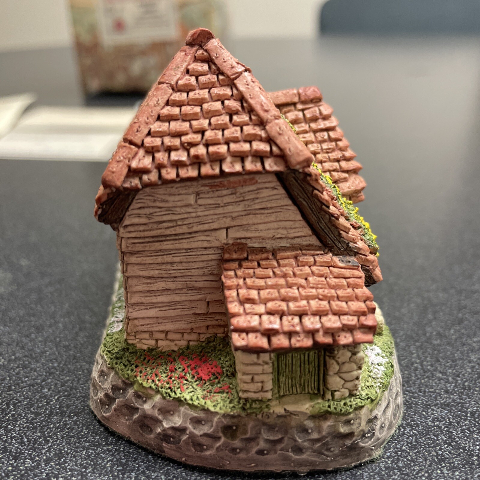 David Winter Cottages “Harvest Barn” Hand Made & Painted Great Britain 4″x 2.5″