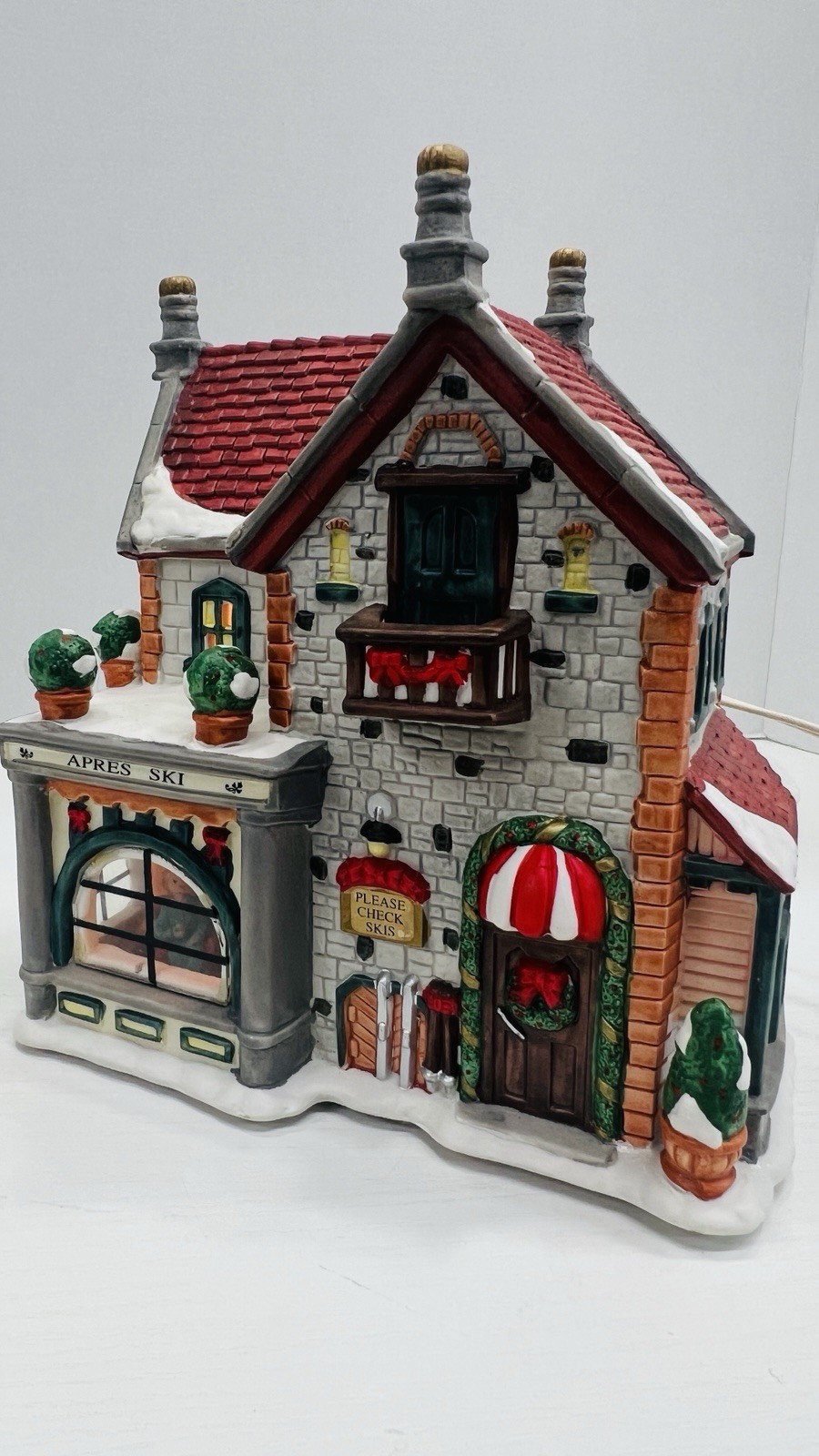 Christmas Delights “Apres Ski Lodge” Porcelain Lighted House Excellent !