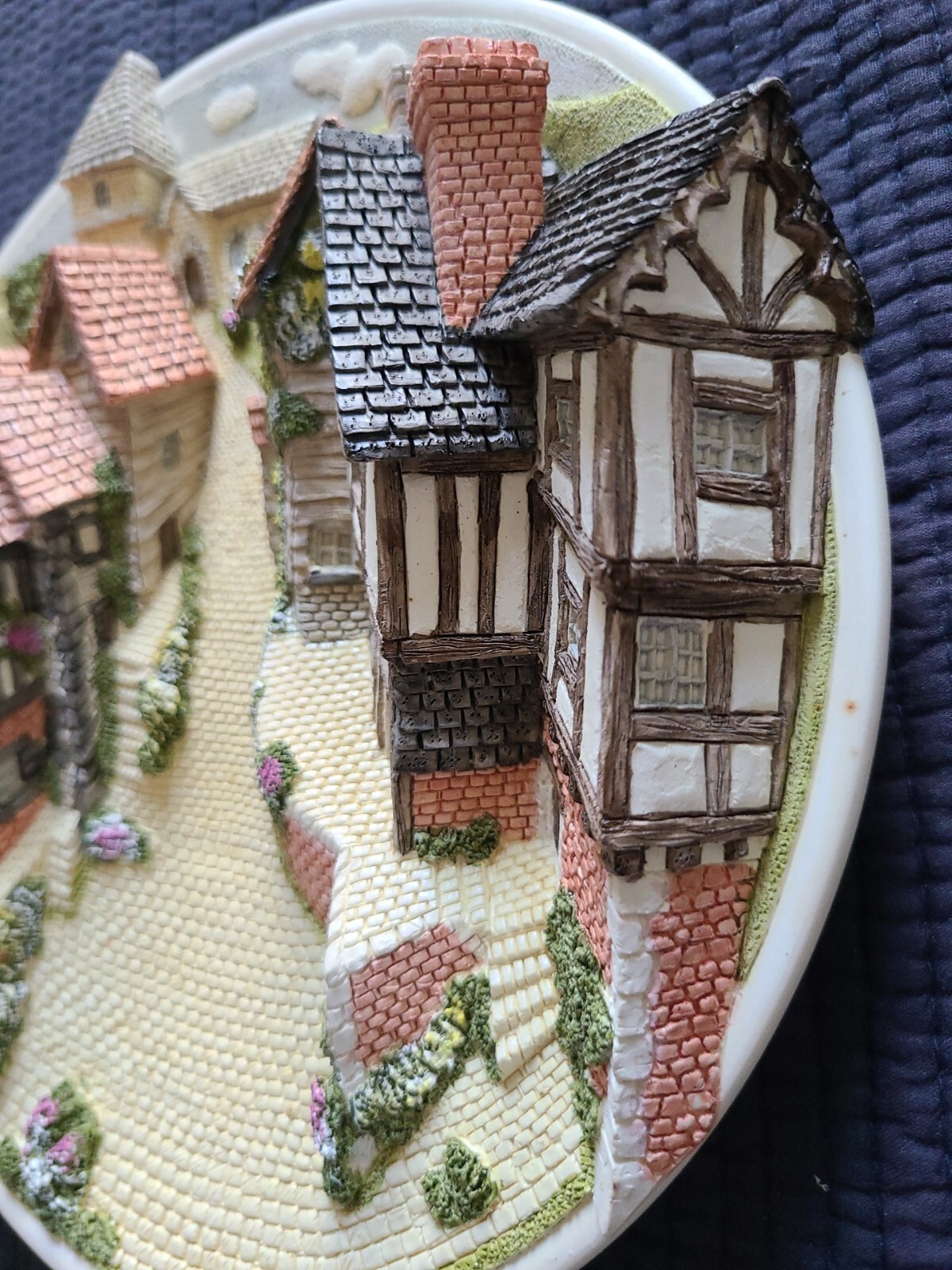 David Winter Cottages – Collector’s Guild Piece – 3D Plaque – Cobblestone Street