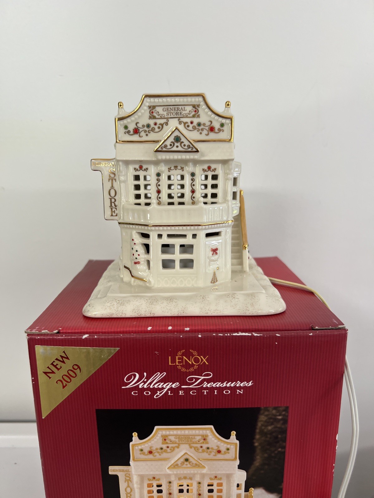2009 Lenox Village Treasures Mistletoe Park Series General Store Christmas W/Box