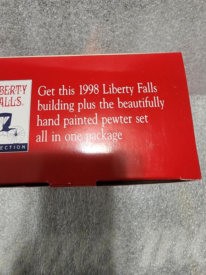 LIBERTY FALLS 1998 DEARLYS GROCERY STORE W/PEWTER FIGURES AH154