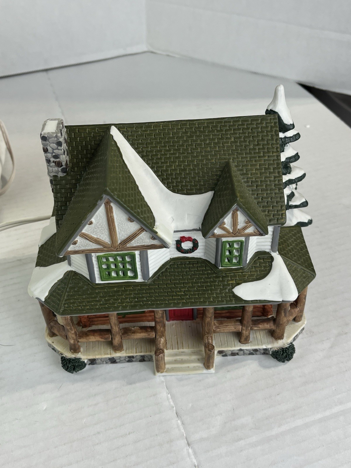 LEMAX 1996 VAIL Village Lighted Hunter’s Lodge House Christmas Porcelain CC
