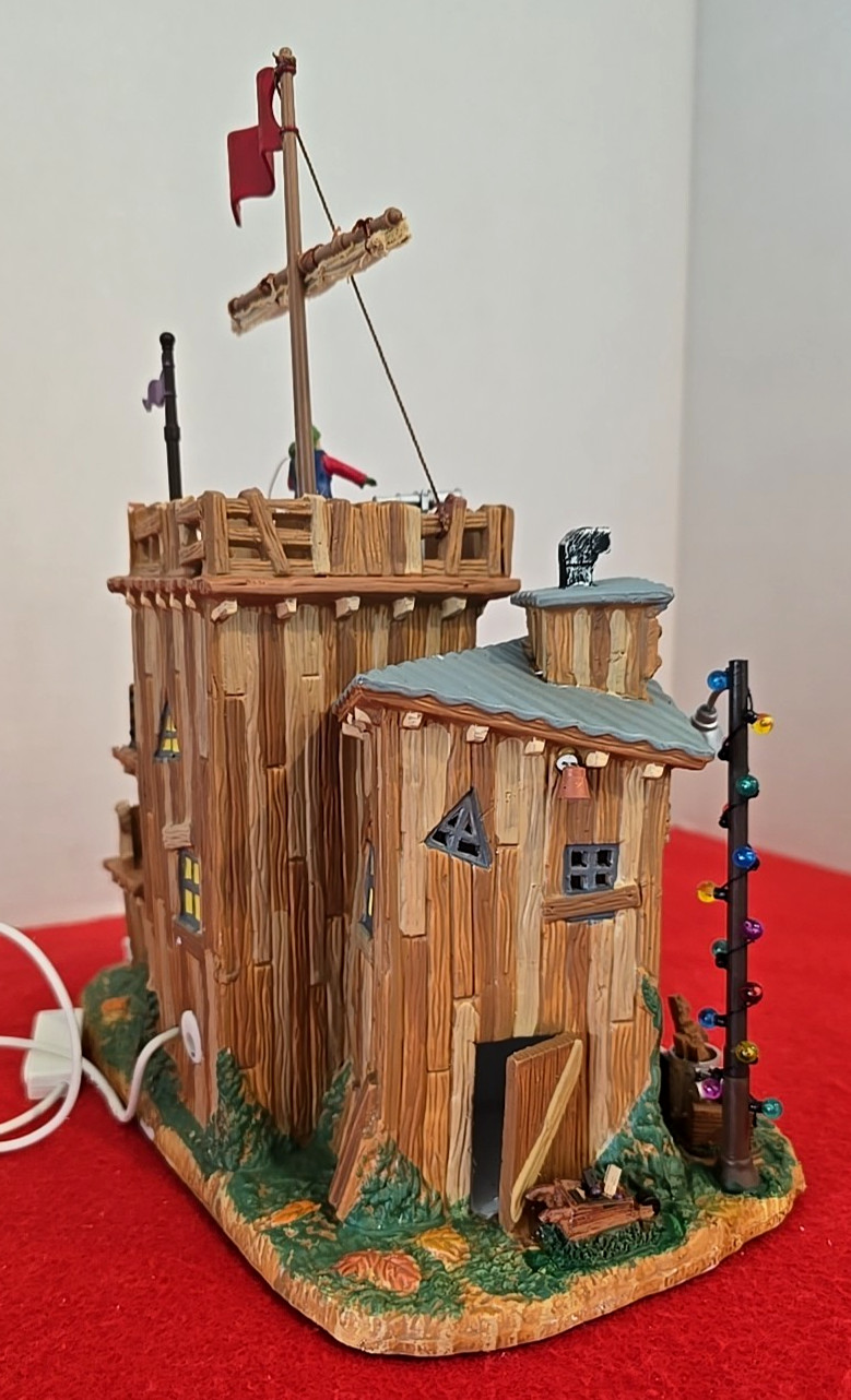 LEMAX DAVID’S FORT-LIGHTED HOLIDAY VILLAGE RETIRED MINT MINT COND. SEE PICS.