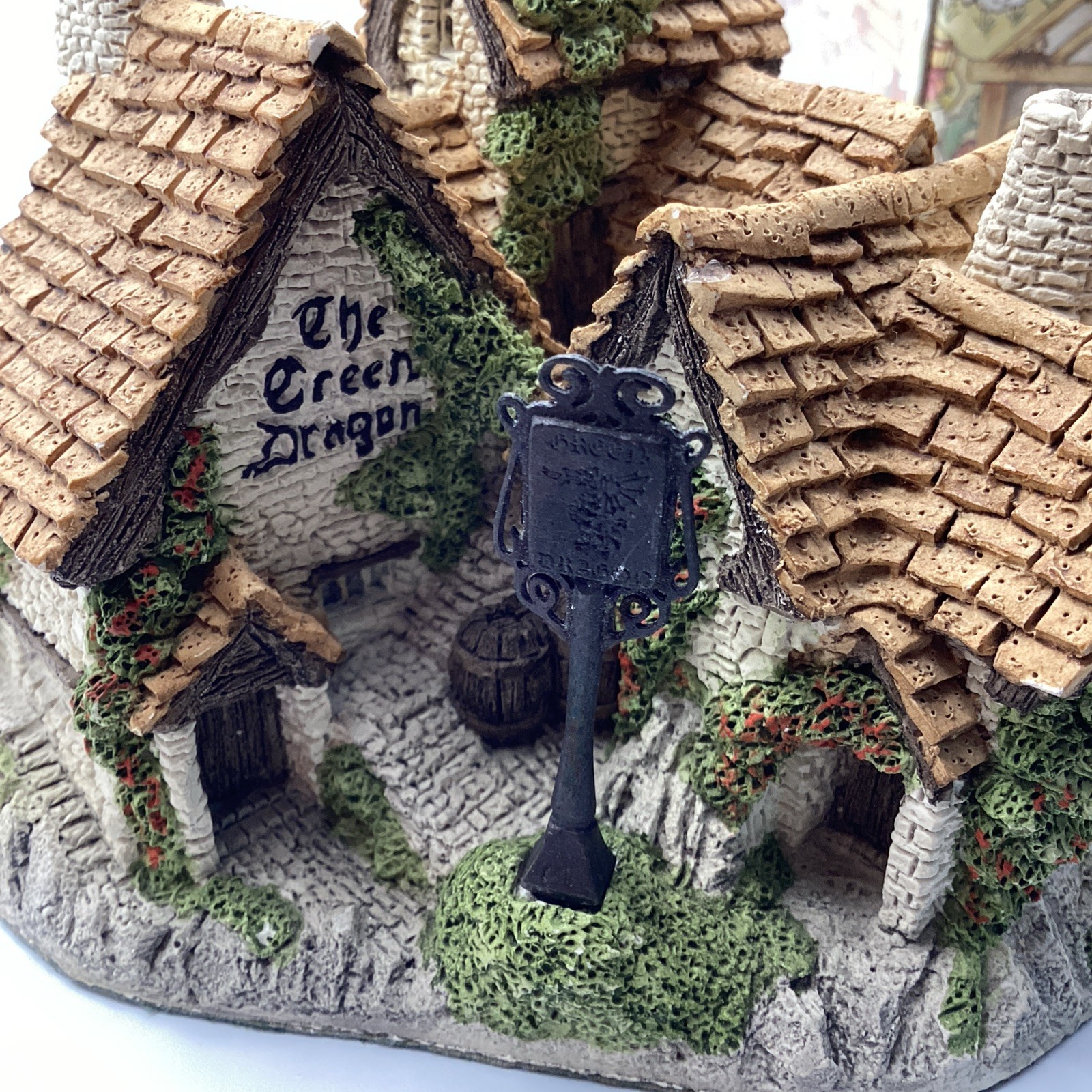 1983 Vintage David Winter Cottages The Green Dragon W/Box & Cert of Authenticity