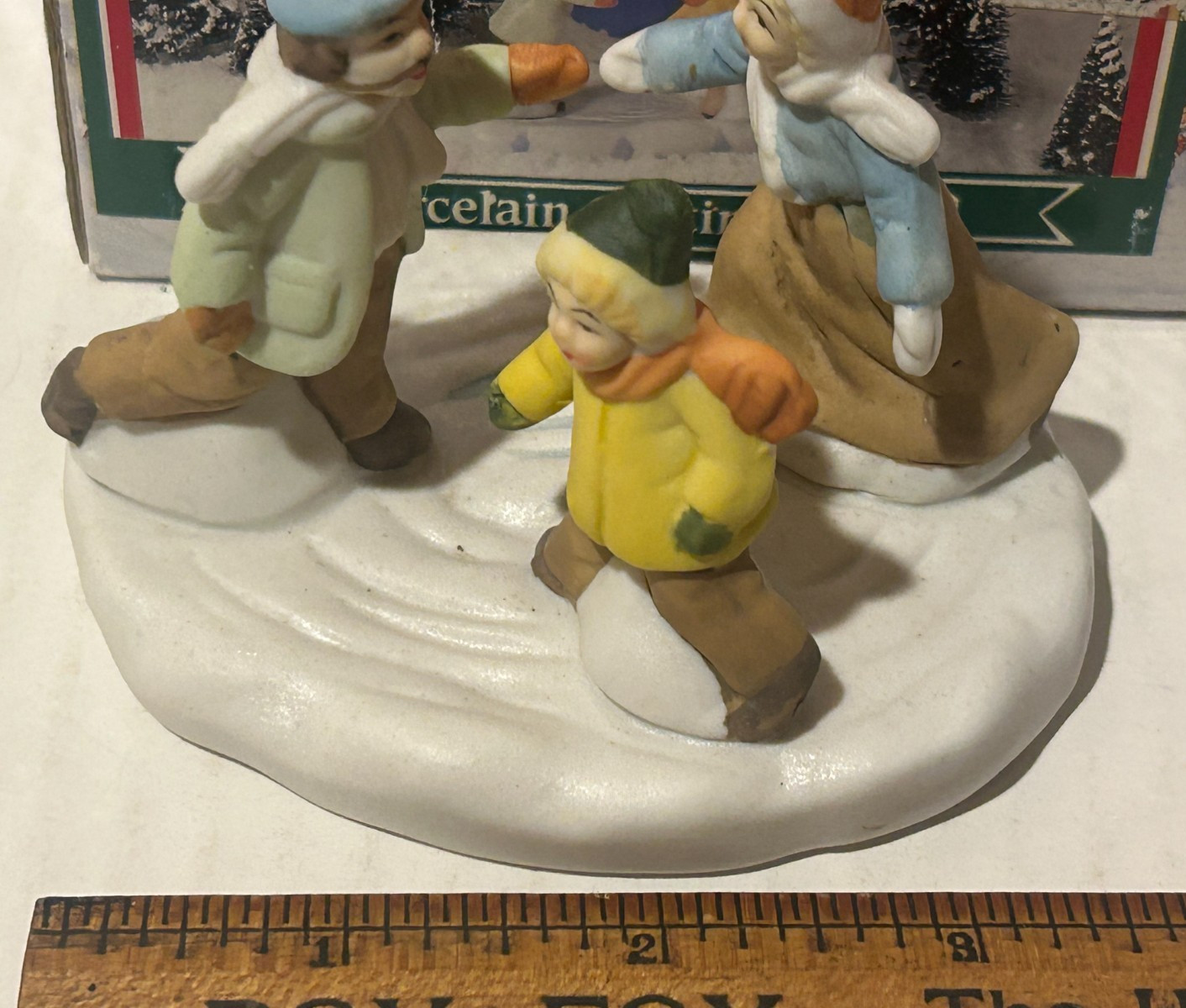 Atico Winter Valley Cottages – porcelain – skating kids