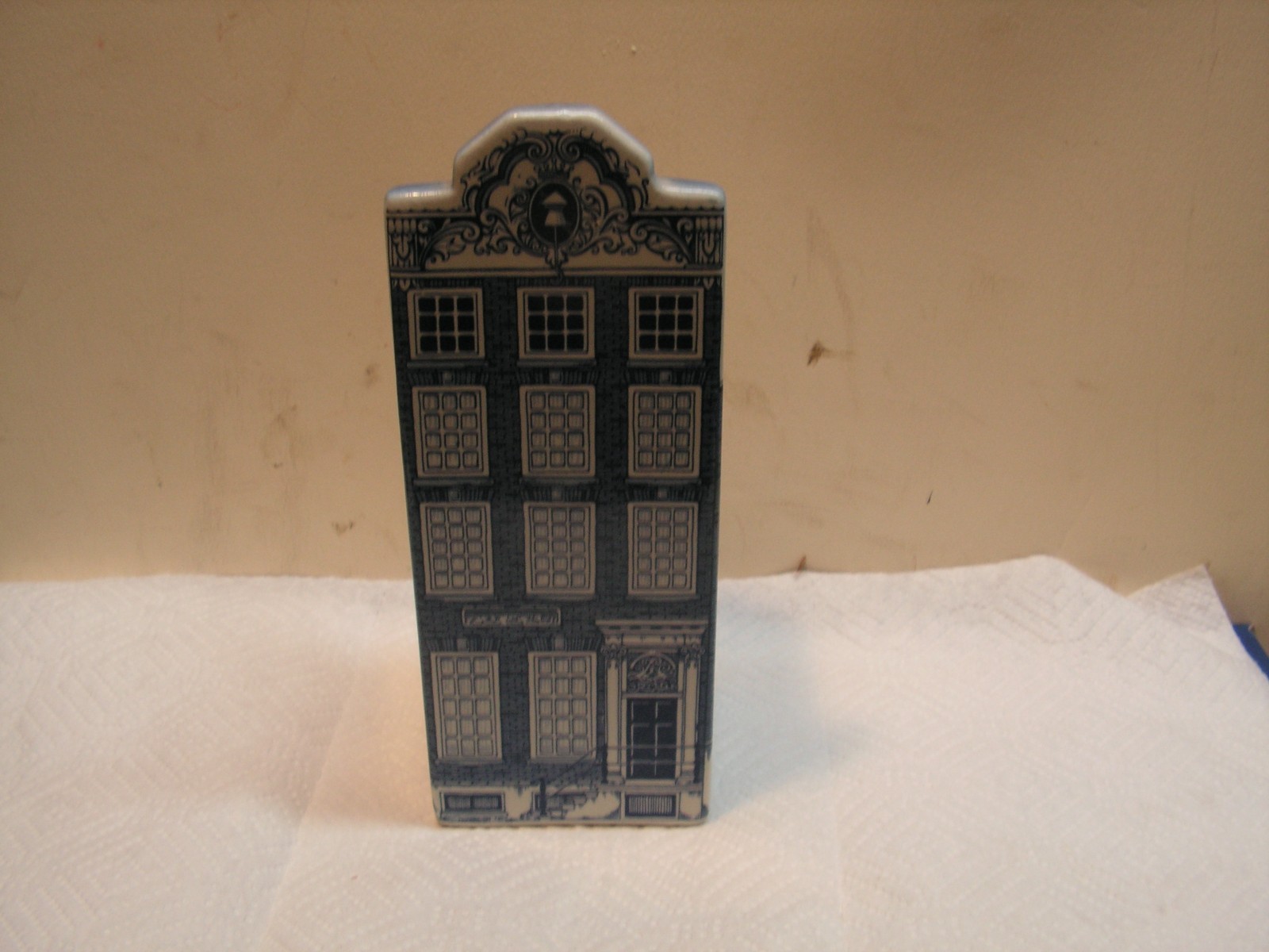 Delft Canal Building # 1705-4 With intricate blue details.