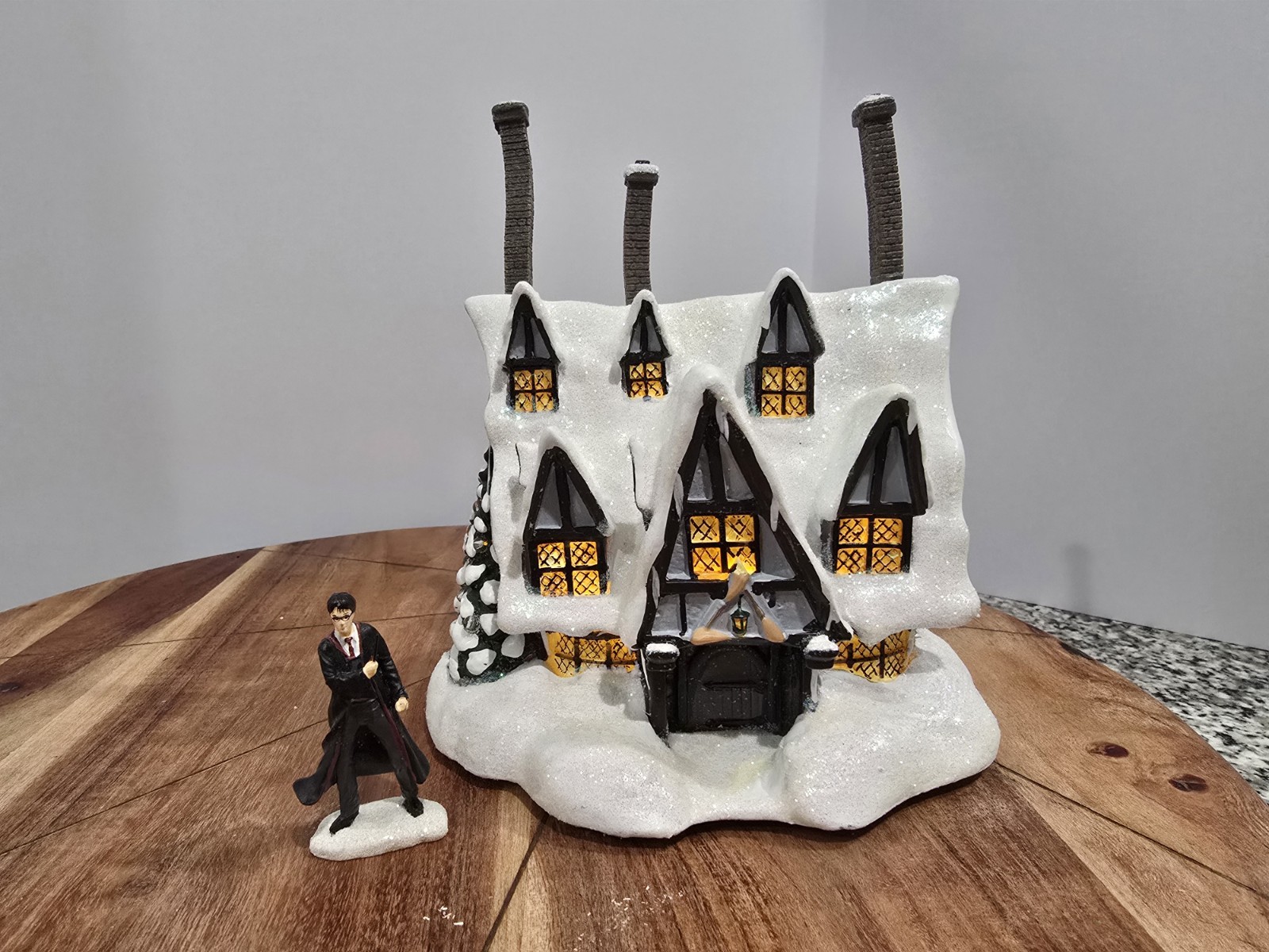 NEW Hawthorne Village Harry Potter Three Broomsticks Pub Bradford Exchange