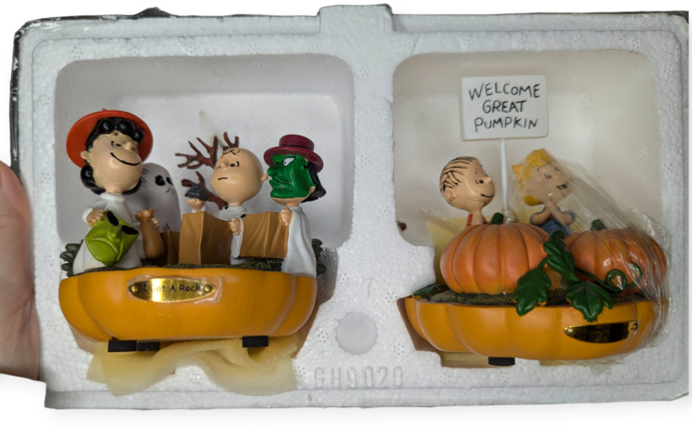 Hawthornw Village Peanuts- It’s The Great Pumpkin Collection I Got A Rock Lot 2
