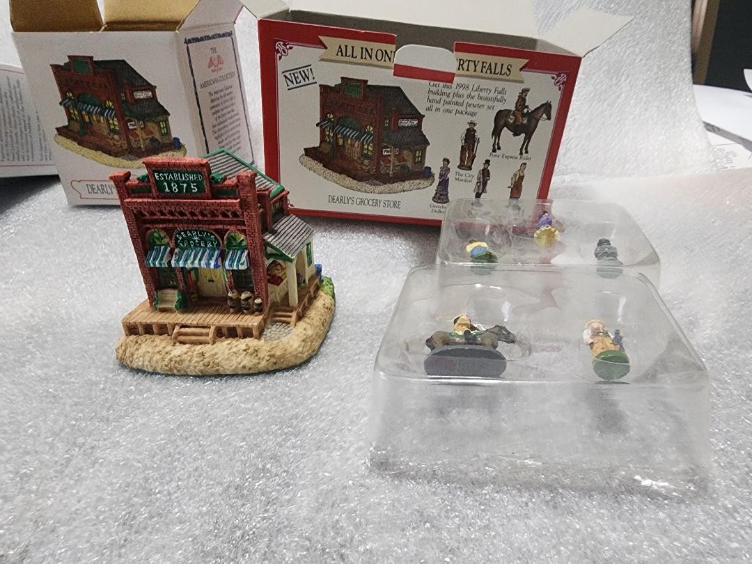 LIBERTY FALLS 1998 DEARLYS GROCERY STORE W/PEWTER FIGURES AH154
