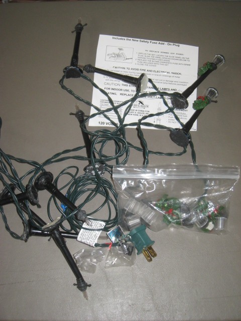 STRING OF 10 ELECTRIC VILLAGE LIGHTS W/ WREATHS