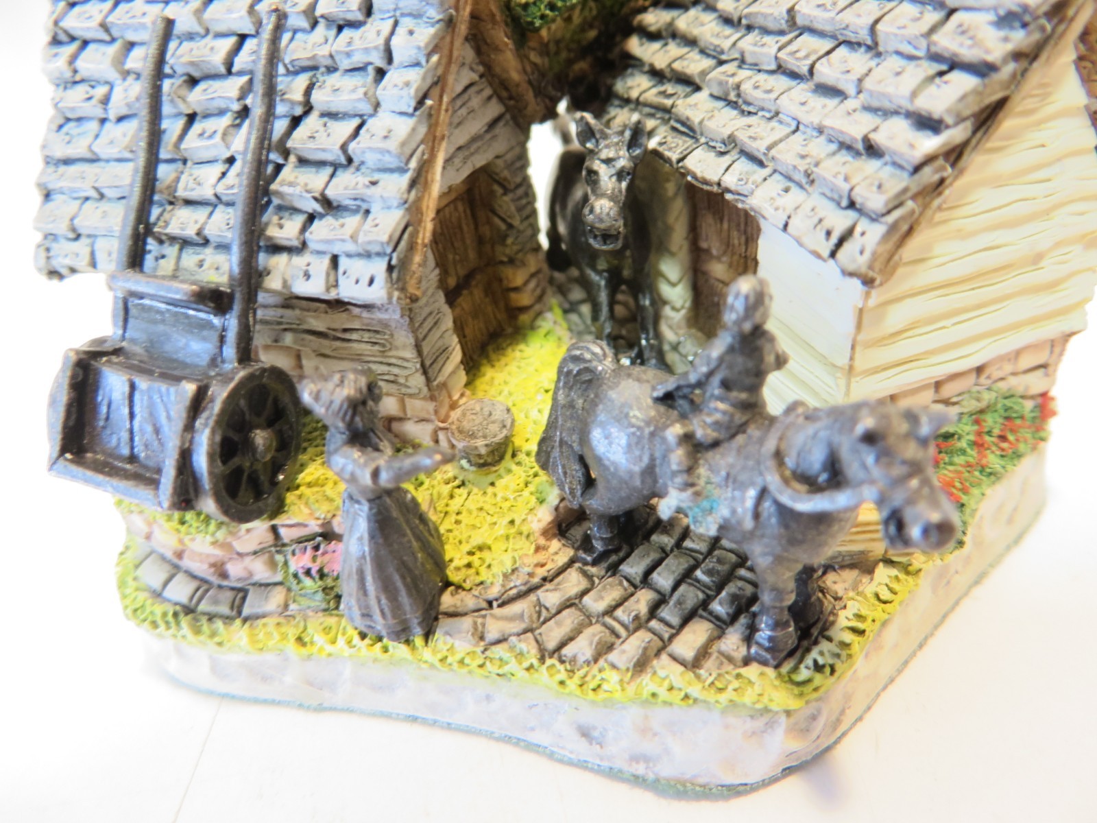 LOT: 2 David Winter “Shire Donkey Shed” & “Shires Buckingham Bull Shed” w/COA’s