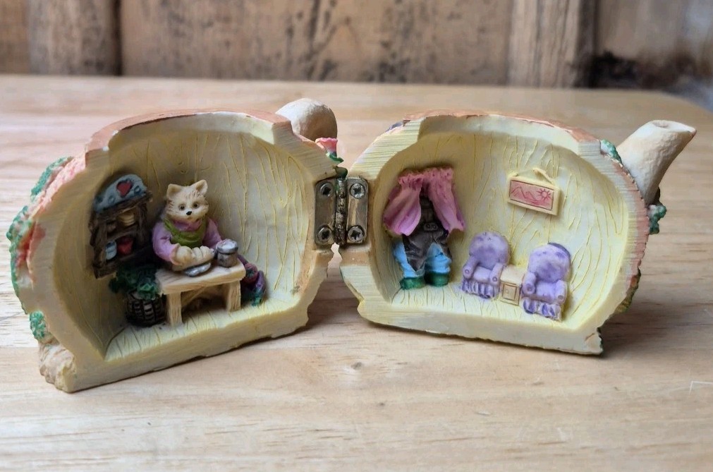 Vintage Lot Of 4 Easter Village Houses.