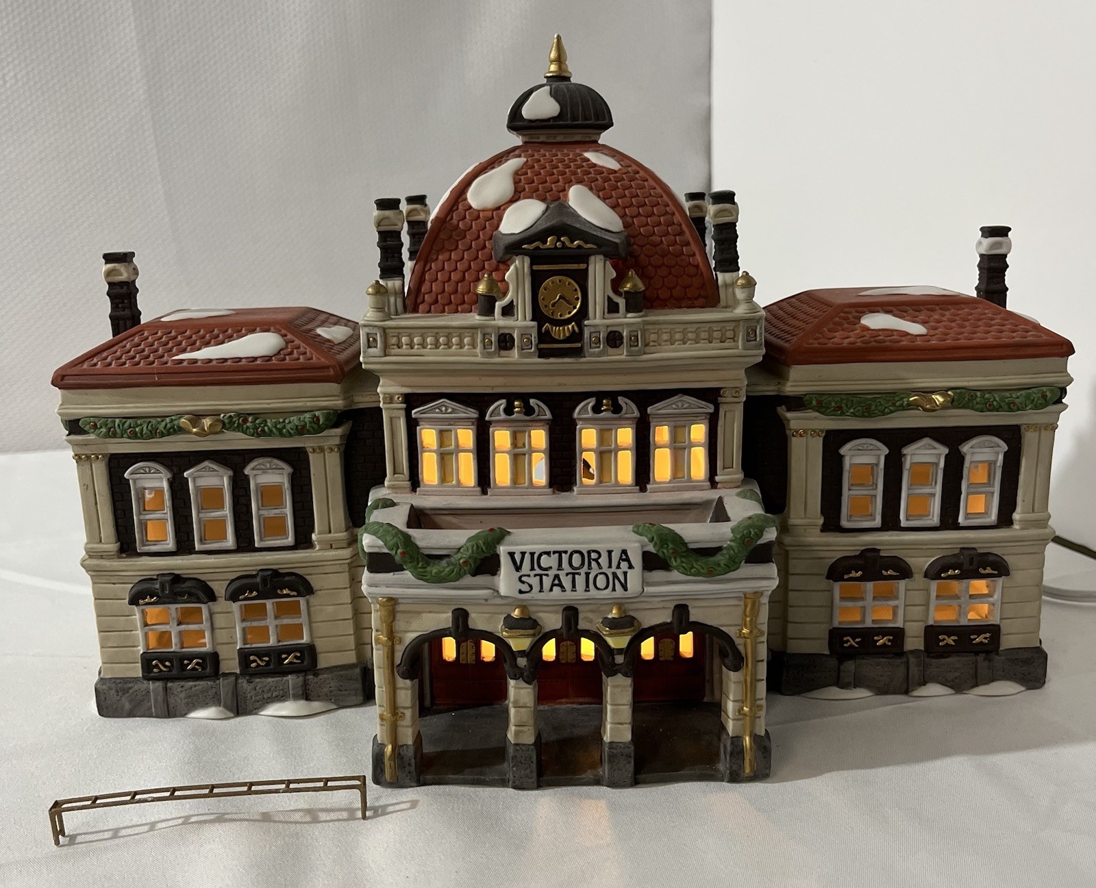 Retired Department 56 #5574-3 Dickens Village Victoria Station in Box w Light